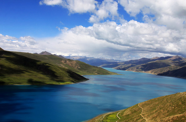 A view of Yamdrok Tso Lake in the Tiebt autonomous region. [Photo/chinadaily.com.cn]