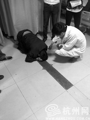 A migrant worker in east China's Zhejiang province refuses to get up after beating his 11-year-old daughter to death for her copying classmate's homework. [Photo/hanagzhou.com.cn]