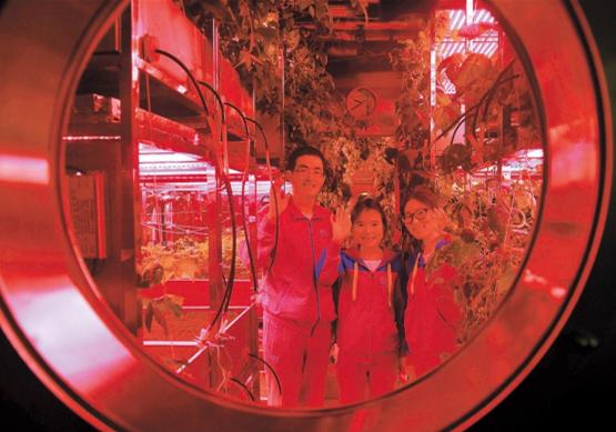 Moon Palace 1 Captain Xie Beizhen (center) with crew members Dong Chen (left) and Wang Minjuan pose for a photograph before leaving the module yesterday after 105 days. (Photo: Xinhua)
