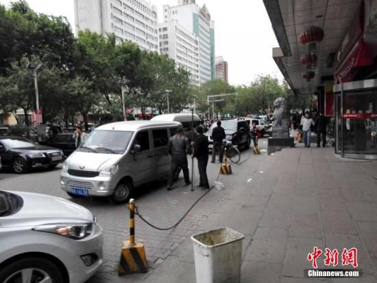 Explosions occur around 8:00 am Thursday at an open market in Urumqi, capital of northwest China's Xinjiang Uygur Autonomous Region. [Photo/Chinanews.com]