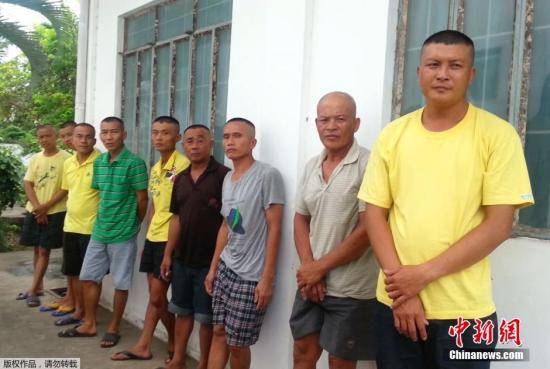 Photo taken on May 14 shows nine Chinese fishermen captured by Philippine police near China's Half Moon Shoal on South China Sea. All the nine fishermen pleaded not guilty on Wednesdayto the charge that they were poaching endangered sea animals. [Photo /Chinanews.com]