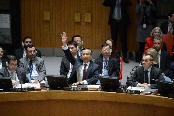 Wang Min (C), China's deputy permanent representative to the United Nations, votes against a Security Council draft resolution on Syria, at the UN headquarters in New York, on May 22, 2014.(Xinhua/Niu Xiaolei)
