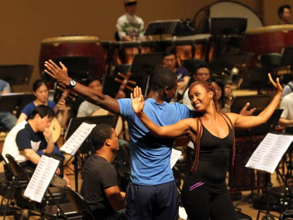Colombian dancers Yndira Perea Cuesta and Willian Camilo Perlaza rehearse with the China National Orchestra. [Photo by Zou Hong / China Daily]