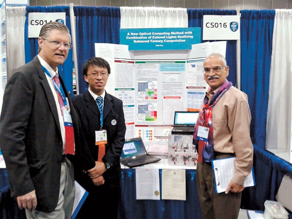 Yao Yue poses photograph with two judges at the 65th Intel International Science and Engineering Fair. 