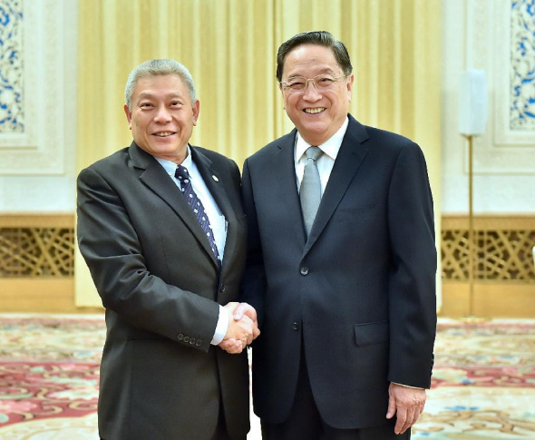 Yu Zhengsheng (R), chairman of the National Committee of the Chinese People's Political Consultative Conference, meets with Tsai Eng-Meng, chairman of Taiwan's Want Want China Times Media Group, in Beijing, capital of China, May 23, 2014. (Xinhua/Li Tao)