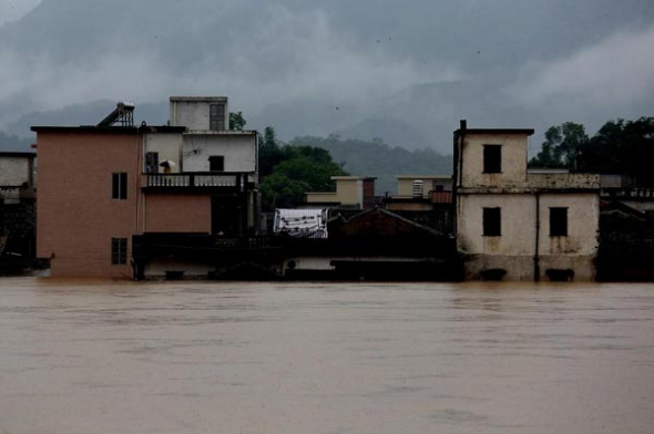 A township of Qingyuan city, Guangdong province is inundated by heavy rains on May 22, 2014. [Photo/Xinhua] 
