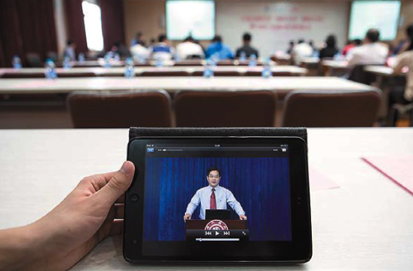 A student from Shanghai Jiaotong University watches a video lecture from an online education platform called Nanyang Academy via his iPad in April. The university currently offers lectures for 42 courses on its website - more than 1,000 hours of instruction. Provided to China Daily