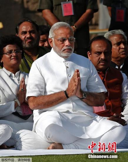Narendra Modi visits the Mahatma Gandhi memorial in New Delhi before being sworn in as Indian prime minister on Monday, May 26, 2014. [Photo/Agencies] 