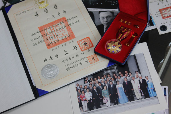 The Medal of the Order of Merit for National Foundation and a certifi cate posthumously awarded to Yu Jin-dong by the Republic of Korea in 2007. GAO YUAN/FOR CHINA DAILY