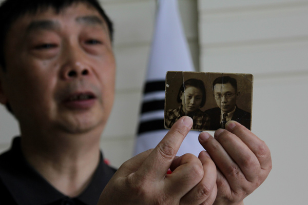 Liu Xiutong displays his parents wedding photo at his home in Chongqing. Lius father, Yu Jin-dong, was the personal physician to Kim Gu (1876-1949), the last president of the Provisional Government of Korea. GAO YUAN/FOR CHINA DAILY 