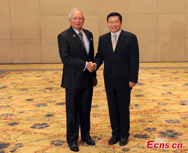 Malaysian Prime Minister Najib Razak shakes hands with Governor of Shaanxi Province Lou Qinjian, in Xi'an, Tuesday, May 27, 2014. [Photo: China News Service/Zhang Yuan] 