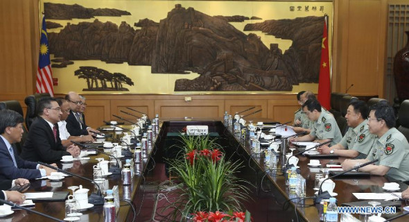 Vice Chairman of China's Central Military Commission Fan Changlong (2nd R) meets with Malaysian Defense Minister Hishammuddin Hussein (2nd L) in Beijing, capital of China, May 27, 2014. (Xinhua/Pang Xingeli)