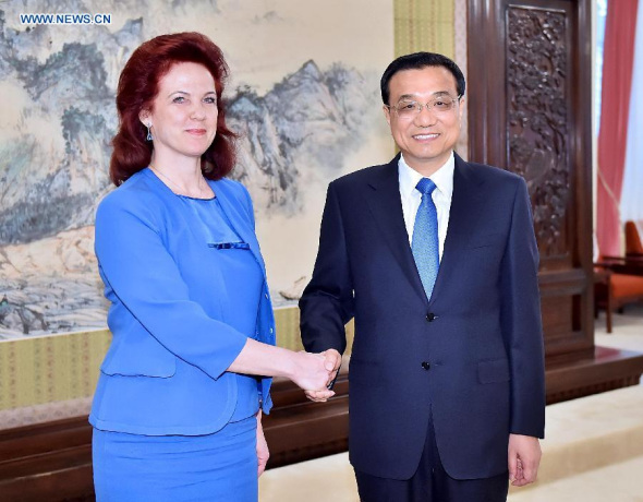 Chinese Premier Li Keqiang (R) meets with Solvita Aboltina, chairperson of the Parliament of Latvia, in Beijing, capital of China, May 27, 2014. (Xinhua/Li Tao) 