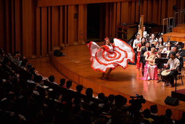 Sankofa Danza, a dance troupe from Colombia, perform with the China National Orchestra at the concert. (Xinhua)