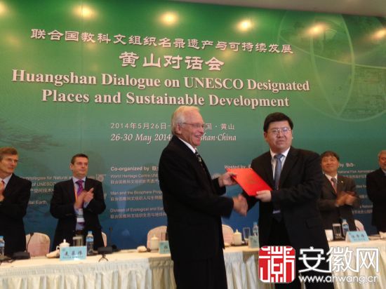 Canadian Jim Thorsell has been made an honorary citizen of East China's Huangshan city on May 27, 2014. [Photo: ahwang.cn]