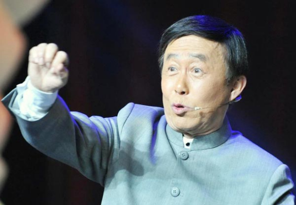 Chinese pingshu artist Tian Lianyuan delivers a speech in Xiamen, Fujian province on May 14, 2014. [Photo/Xinhua]