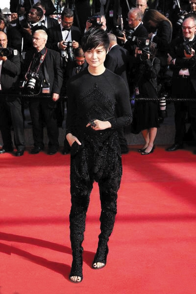 Over the weekend, Chinese pop star Li Yuchun strutted the red carpet on the French Riviera.