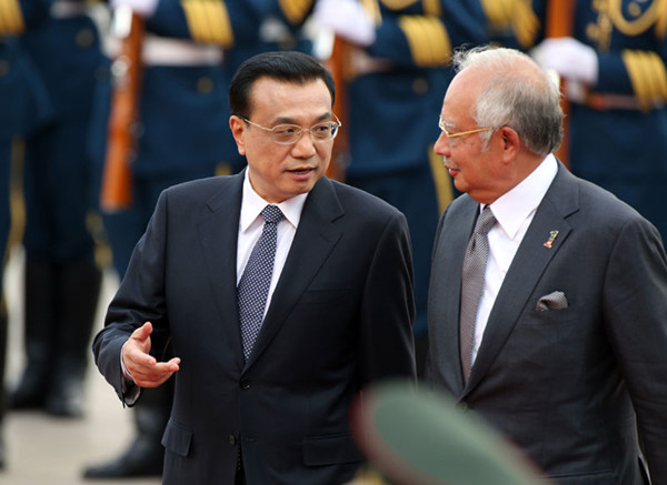Premier Li Keqiang accompanies Malaysian Prime Minister Najib Razak at a welcome ceremony in Beijing, May 29, 2014. [Photo by Wu Zhiyi / China Daily]