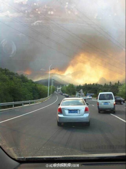 Picture uploaded to Sinao Weibo shows forest fire in Weihai, Shandong province, May 29, 2014. 