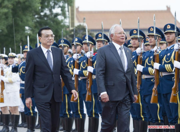 Chinese Premier Li Keqiang (L front) and Malaysian Prime Minister Najib Razak (R front) review the guard of honor at the welcoming ceremony before their talks in Beijing, capital of China, May 29, 2014. [Xinhua/Wang Ye]