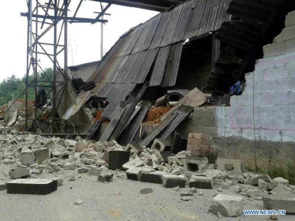 Photo taken with a mobile phone shows a collapsed house after a 6.1-magnitude earthquake hit Yingjiang County, the Dai-Jingpo Autonomous Prefecture of Dehong, southwest China's Yunnan Province, May 30, 2014. [Xinhua/Hao Yaxin]