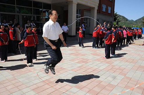 Former premier Wen Jiabao skips rope with students of Liudaohe High School, Hebei province on May 28, 2014. [Photo: website of Liudaohe High School]