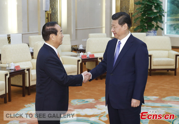 Xi Jinping (R), general secretary of the Communist Party of China Central Committee, meets with Taiwan's People First Party chairman James CY Soong at the Great Hall of the People in Beijing on Wednesday morning, May 7, 2014. [Photo: China News Service/Du Yang]
