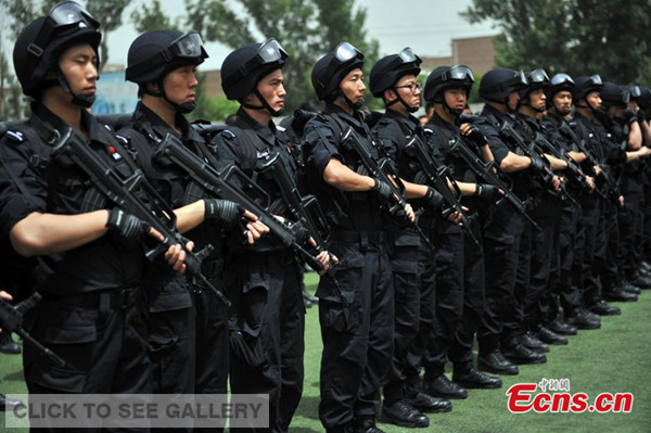 Beijing police holds another counter-terrorism drill on Thursday afternoon to improve combat capability and coordination in handling emergencies. [Photo: Chinanews.com / Jin Shuo] 