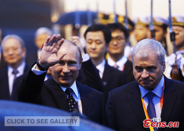Russian President Vladimir Putin (L) arrives in Shanghai for a state visit to China early Tuesday, May 20, 2014. [Photo/China News Service]