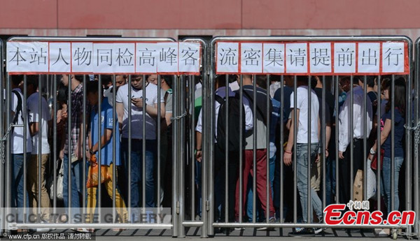 Passengers enter a subway station of Line 13 after passing security check, May 26, 2014. 