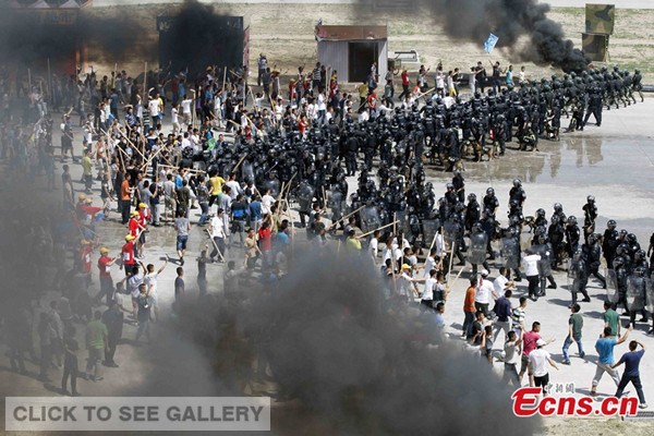 More than 2,800 police officers took part in a large-scale anti-terrorist and anti-riot drill held in Beijing, capital of China, May 29 2014. [Photo: China News Service / Ren Haixia]