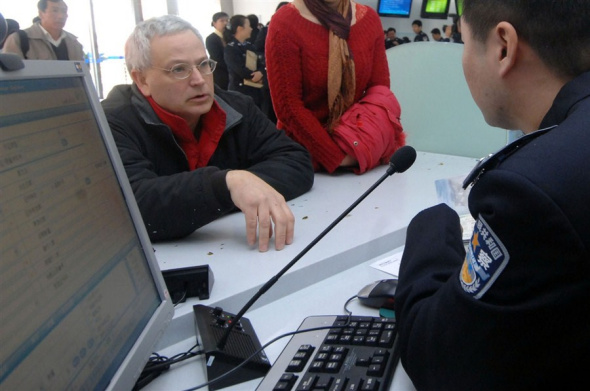 A foreigner inquires about visa and residence permit issues at an exit-entry administration office in Pudong, Shanghai. ― Dong Jun