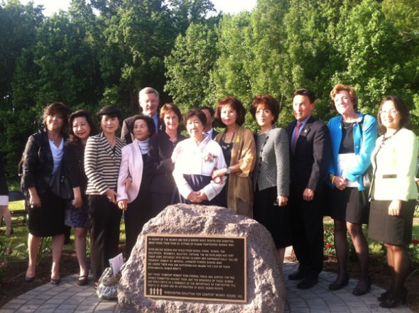 Officials from Fairfax County and Washington Coalition for Comfort Women Issues, Inc stand with Kang Il Chul (center), a comfort woman survivor from South Korea, behind a plaque in honor of comfort women in WWII in the Comfort women memorial Peace Garden on the lawn of the Government Center of Fairfax County, Virginia on May 30. [Liu Chang/China Daily]