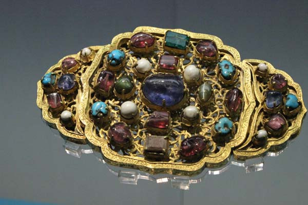 A golden belt with gem ornaments of Ming Dynasty (1368-1644) from Shandong Museum. [Wang Kaihao/China Daily] 