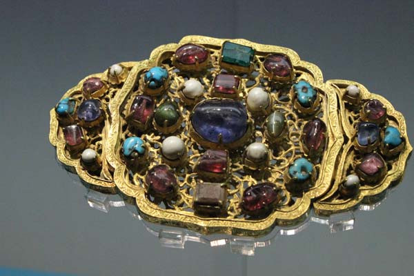 A golden belt with gem ornaments of Ming Dynasty (1368-1644) from Shandong Museum. [Wang Kaihao/China Daily] 