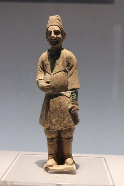 A pottery figurine portraying a foreigner of Tang Dynasty(618- 907) from Shandong Museum. [Wang Kaihao/China Daily] 