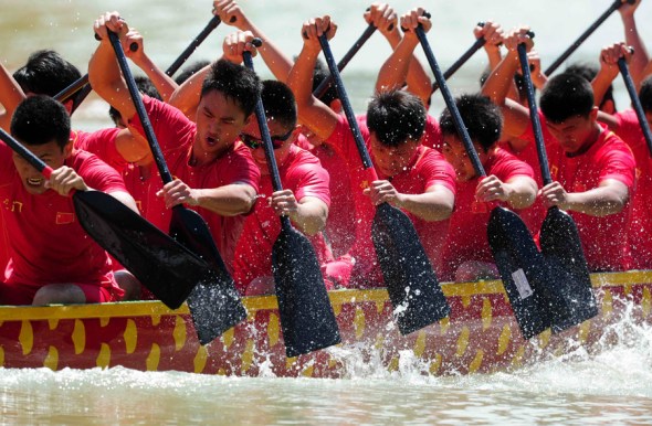 A dragon boat team works hard in an annual contest in Shenzhen, Guangdong province. More than 10 teams from several cities in Guangdong province, Hong Kong and Macao participated in the competition. (Photo: Wu Jun / China Daily)