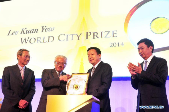 Singapore's President Tony Tan Keng Yam (2nd L) presents the Lee Kuan Yew World City Prize to Zhou Naixiang (2nd R), mayor of China's Suzhou City, during the World Cities Summit in Singapore on June 2, 2014. Suzhou City in east China won the Lee Kuan Yew World City Prize for this year. (Xinhua/Then Chih Wey)