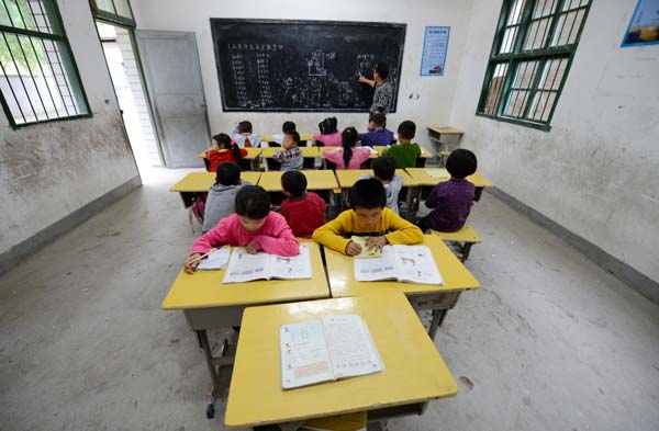 Different grades of students share a same classroom at the Lufang village school in Yihuang county in Jiangxi province. [Photo/Xinhua]    