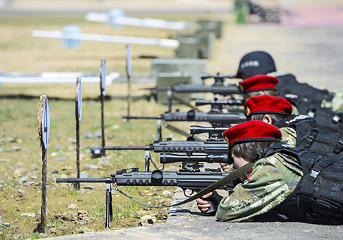PRECISE STRIKE: Border police partake in live-fire training in Xinjiang Uygur Autonomous Region on May 27 (ZHAO GE)