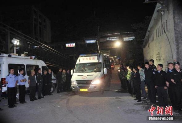 Ambulances leave the Yanshitai Coal Mine in Wansheng district of Southwest China's Chongqing municipality Wednesday morning. [Photo/chinanews.com]