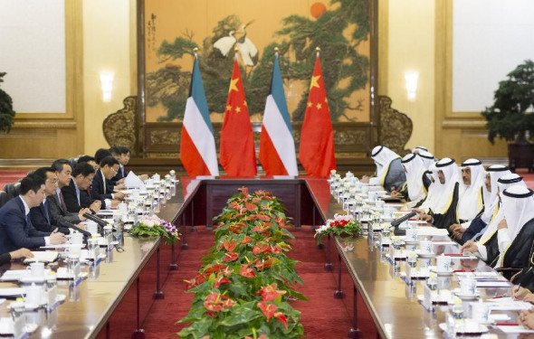 Chinese Premier Li Keqiang (2nd L) holds talks with Kuwaiti Prime Minister Sheikh Jaber Al-Mubarak Al-Hamad Al-Sabah in Beijing, capital of China, June 3, 2014. (Xinhua/Huang Jingwen)