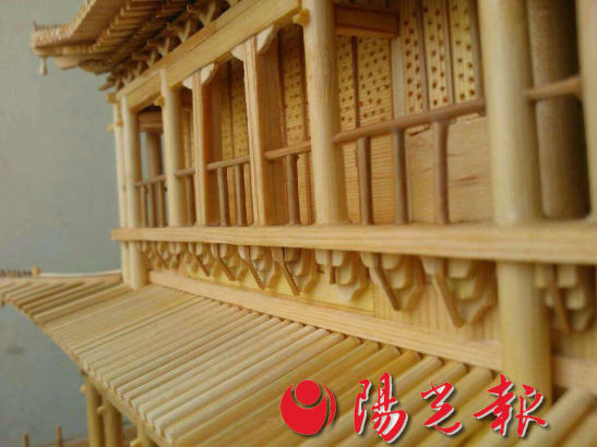 A 23-year-old man from Shaanxi province has spent one year making a 1100 replica of the Bell Tower of Xi'an with 750 chopsticks. (Photo source: Sunshine Daily) 