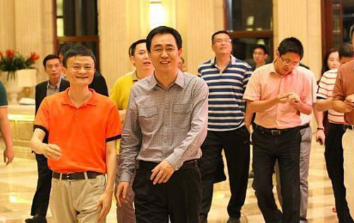 Jack Ma (L2) is seen talking with Xu Jiayin (L4) in the photo. [File photo]