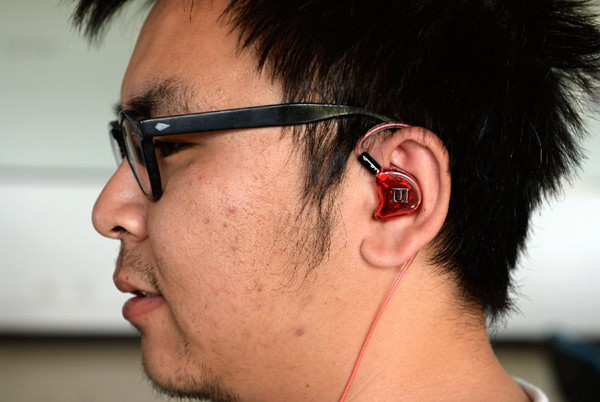 A startup team of college students in Xi'an, Shaanxi province is preparing to launch a special kind of customized headset manufactured with 3D printing technology. (Photo source: Xinhuanet.com) 