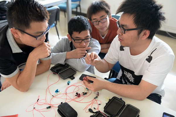 A startup team of college students in Xi'an, Shaanxi province is preparing to launch a special kind of customized headset manufactured with 3D printing technology. (Photo source: Xinhuanet.com)
