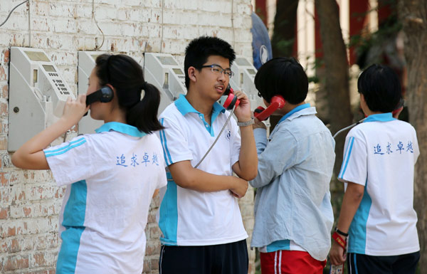 Students at Hengshui High School call their families on Tuesday, four days before the exam. WANG JING / CHINA DAILY 