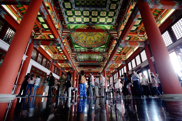 Visitors to the Nanjing Museum are impressed by its architecture even before they can explore the collections inside. [Anfernee / For China Daily]