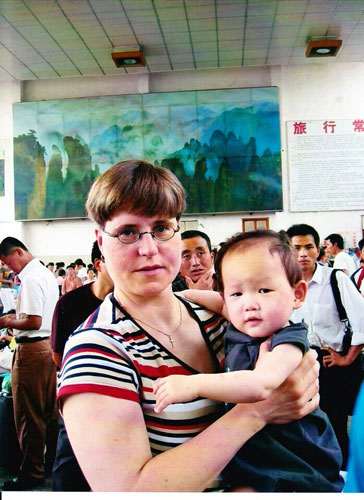 Erika Olzheim-Smit and her adopted daughter Callista at the Huainan Station before they left for Holland in 2004. Provided to China Daily