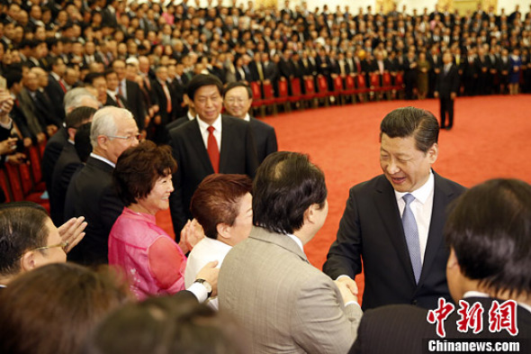 Chinese President Xi Jinping meets with representatives attending the seventh Conference of Friendship of Overseas Chinese Associations in Beijing, June 6, 2014. (Xinhua/Lan Hongguang) [Photo/Chinanews.com]